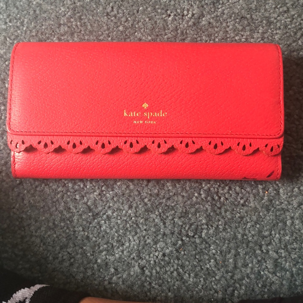 Kate Spade scalloped wallet - Picture 1 of 2